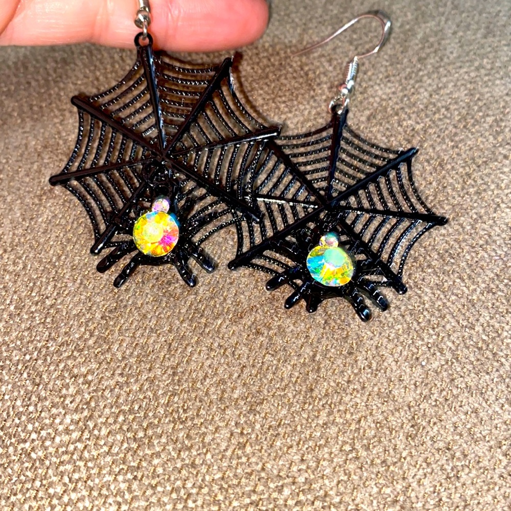 NIP VERY PRETTY Dangling Spiderweb w/rhinestone spider super cute lightweight